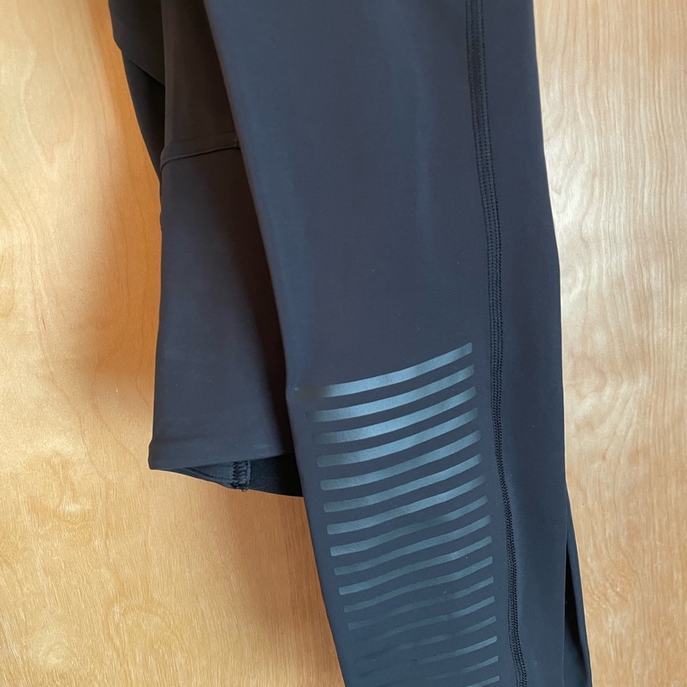 Lululemon leggings - NWOT - size 4. Black.